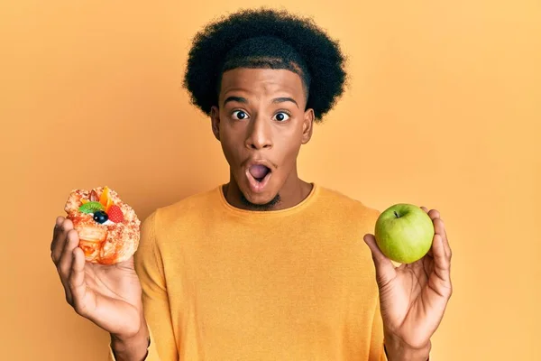 Hombre Afroamericano Con Cabello Afro Sosteniendo Pastelería Manzana Verde Sana — Foto de Stock