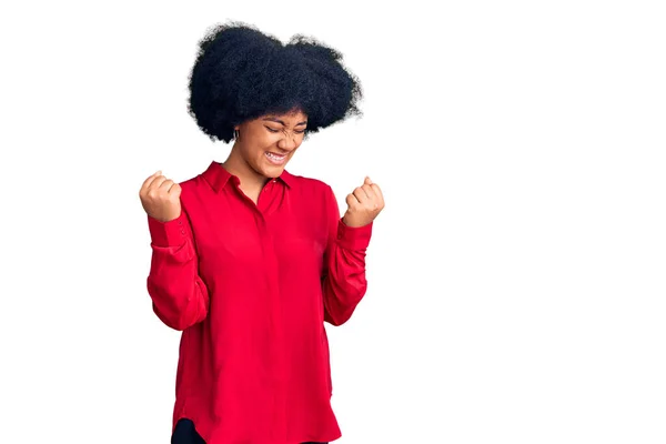 Молода Афроамериканська Дівчина Одягнена Повсякденний Одяг Дуже Щаслива Захоплена Жестом — стокове фото