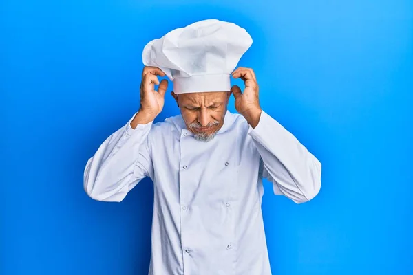 Orta Yaşlı Gri Saçlı Profesyonel Aşçı Üniforması Giyen Baş Ağrısı — Stok fotoğraf