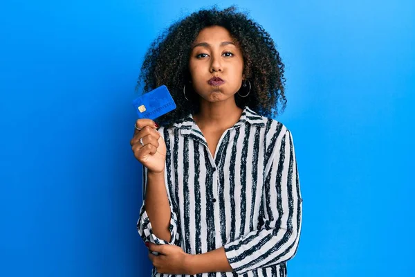 Hermosa Mujer Afroamericana Con Cabello Afro Sosteniendo Mejillas Hinchadas Con — Foto de Stock