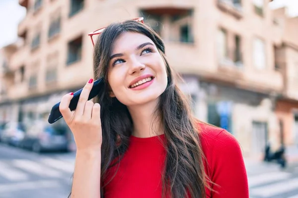 코카서스 여성은 시내에서 스마트폰을 행복하게 오디오 메시지를 — 스톡 사진