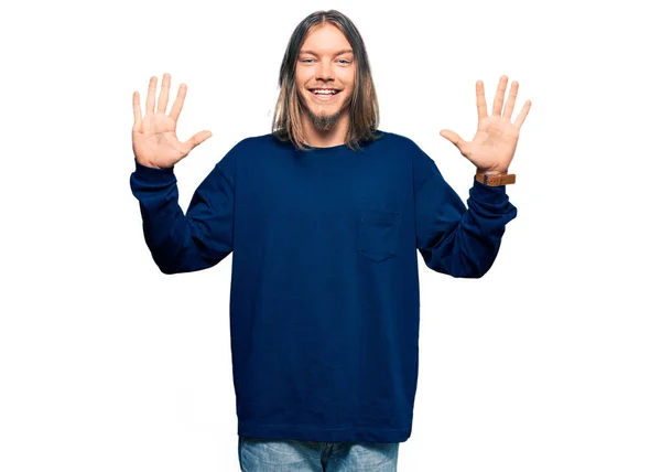 長いです毛を持つハンサムなCaucasian男カジュアルな冬のセーターを着て表示され 指の番号10で指摘しながら 自信と幸せ — ストック写真