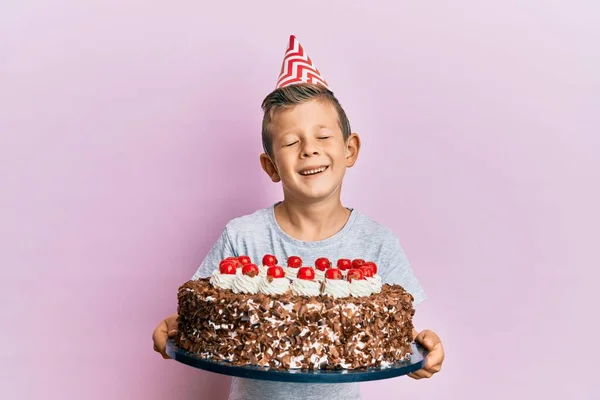 Schattige Blanke Jongen Viert Verjaardag Met Taart Lachend Hard Lachend — Stockfoto