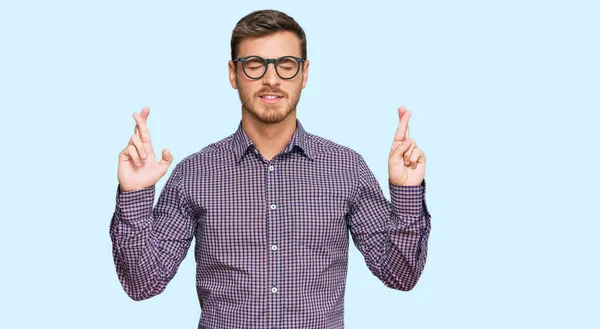 Handsome Caucasian Man Wearing Casual Clothes Glasses Gesturing Finger Crossed — Stock Photo, Image