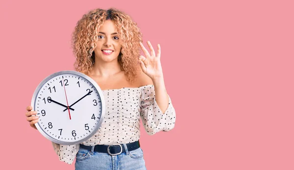 Giovane Donna Bionda Con Capelli Ricci Tenendo Grande Orologio Facendo — Foto Stock