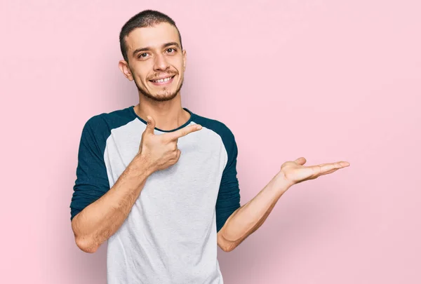 Jovem Hispânico Vestindo Roupas Casuais Espantado Sorrindo Para Câmera Apresentar — Fotografia de Stock