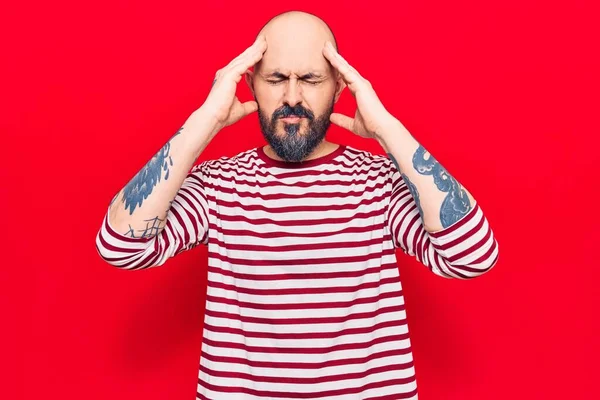 Genç, yakışıklı, gündelik kıyafetler giyen, baş ağrısı çeken çaresiz ve stresli bir adam. Çünkü acı ve migren ağrısı var. Eller başının üstünde.. 