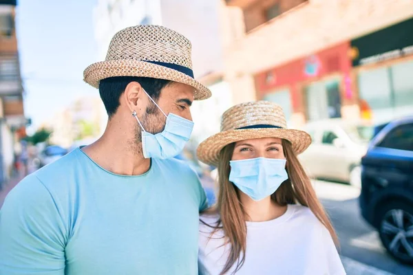 Casal Jovem Namorado Namorada Turistas Uma Viagem Verão Usando Máscara — Fotografia de Stock