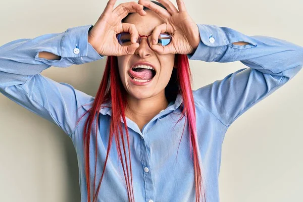 Mujer Caucásica Joven Con Ropa Casual Gafas Haciendo Buen Gesto — Foto de Stock