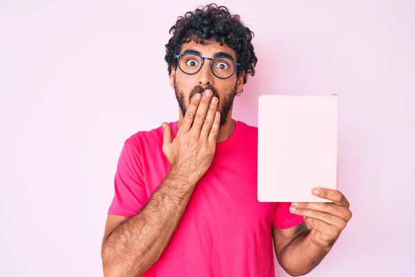 Beau Jeune Homme Aux Cheveux Bouclés Ours Lisant Livre Couvrant — Photo