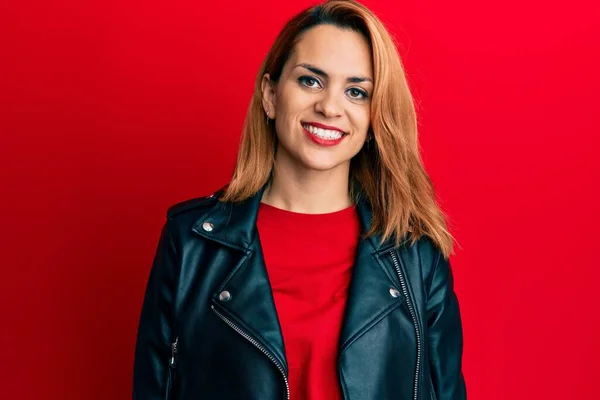 Mulher Jovem Hispânica Vestindo Jaqueta Couro Preto Com Sorriso Feliz — Fotografia de Stock