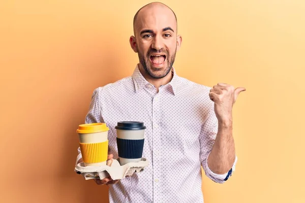 Ung Stilig Skallig Man Håller Kopp Hämtmat Kaffe Pekar Tummen — Stockfoto