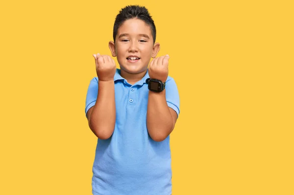 Kleine Jongen Latijns Amerikaanse Jongen Draagt Casual Kleding Doen Geld — Stockfoto