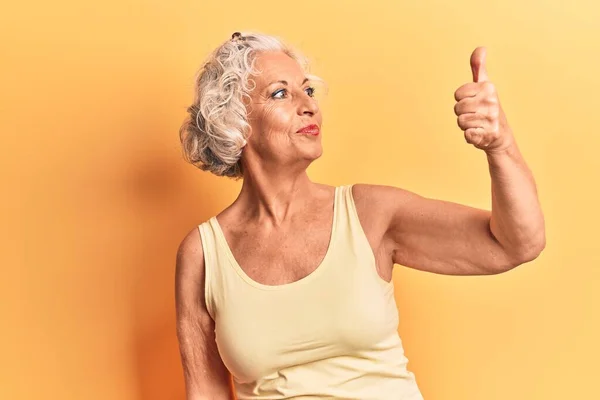 Senior Grijsharige Vrouw Met Casual Kleding Die Trots Uitziet Glimlachend — Stockfoto