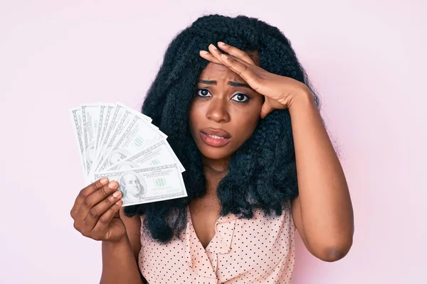 Belle Femme Africaine Tenant Des Dollars Stressés Frustrés Avec Main — Photo