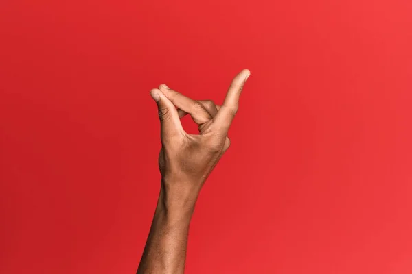 Mano Del Hombre Hispano Sobre Fondo Rojo Aislado Chasqueando Los —  Fotos de Stock