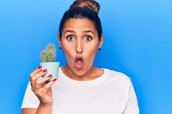 Giovane Bella Donna Bruna Che Tiene Piccolo Vaso Cactus Spaventato — Foto Stock