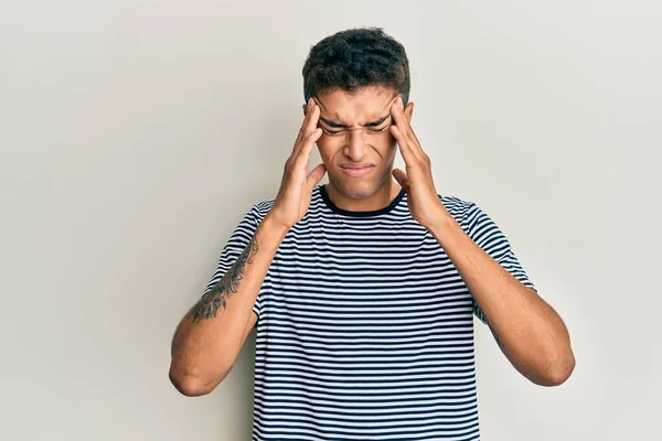 Ung Vacker Afrikansk Amerikansk Man Klädd Avslappnade Kläder Med Hand — Stockfoto