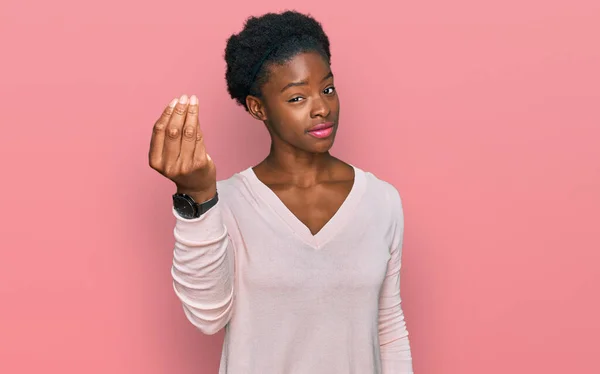 Fiatal Afro Amerikai Lány Alkalmi Ruhát Visel Olasz Gesztust Csinál — Stock Fotó