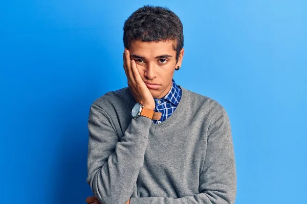 Jovem Afro Americano Vestindo Roupas Casuais Pensando Que Parece Cansado — Fotografia de Stock