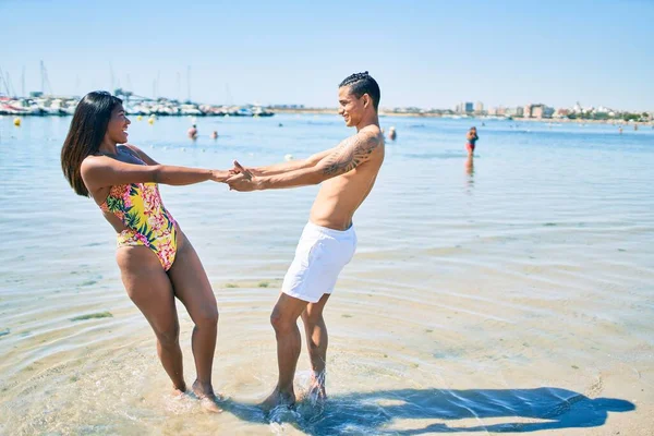 Mayolu Genç Bir Çift Mutlu Bir Şekilde Gülümsüyor Sahilde Dans — Stok fotoğraf