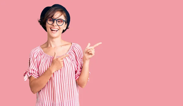 Hermosa Joven Con Pelo Corto Vistiendo Ropa Casual Gafas Sonriendo — Foto de Stock