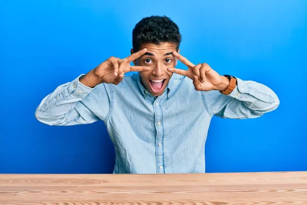 Jonge Knappe Afro Amerikaanse Man Draagt Casual Kleding Zittend Tafel — Stockfoto