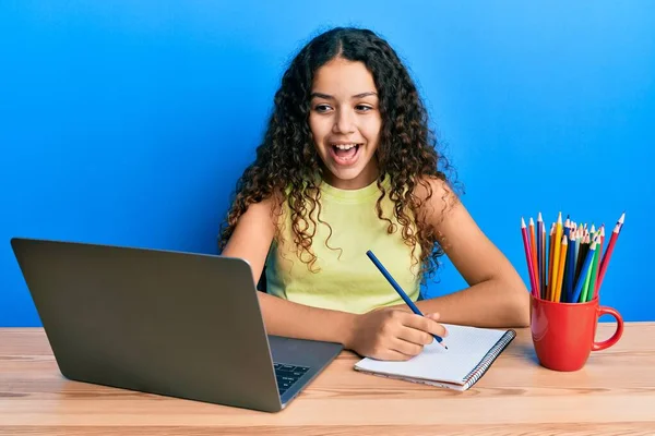 Adolescente Hispânica Menina Sentada Mesa Estudando Para Escola Comemorando Louco — Fotografia de Stock