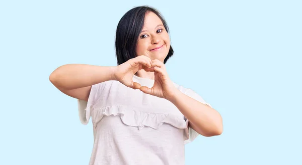 Femme Brune Avec Syndrome Duvet Portant Shirt Blanc Décontracté Souriant — Photo