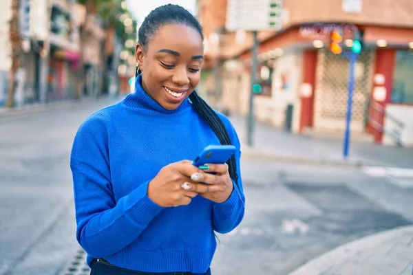 Jovem Afro Americana Sorrindo Feliz Usando Smartphone Cidade — Fotografia de Stock