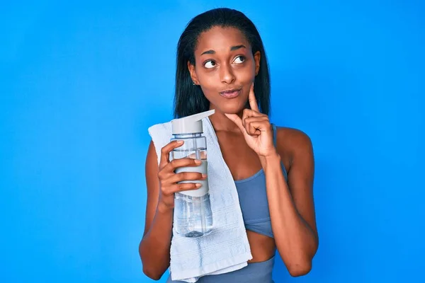 Junge Afrikanisch Amerikanische Frau Sportkleidung Die Eine Flasche Wasser Trinkt — Stockfoto