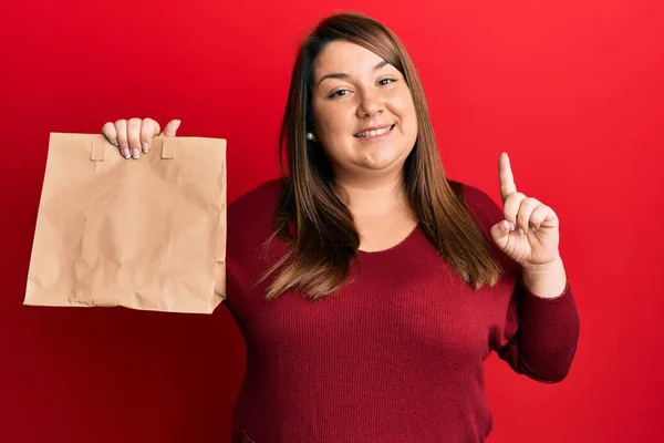 Vacker Brunett Storlek Kvinna Håller Bort Papperspåsen Ler Med Idé — Stockfoto