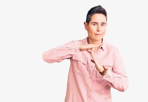 Jovem Com Cabelo Curto Vestindo Roupas Casuais Fazendo Tempo Fora — Fotografia de Stock