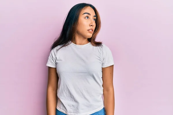 Mujer Latina Joven Con Camiseta Blanca Casual Mirando Hacia Lado — Foto de Stock