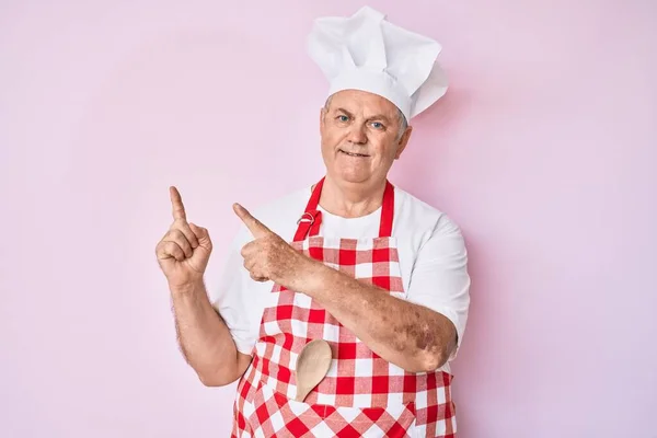 Homem Cabelos Grisalhos Sênior Vestindo Avental Padeiro Profissional Sorrindo Olhando — Fotografia de Stock