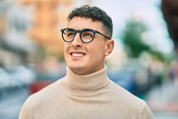 Jovem Hispânico Sorrindo Feliz Vestindo Óculos Cidade — Fotografia de Stock