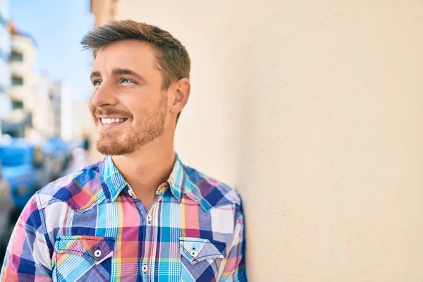 Jeune Homme Caucasien Souriant Heureux Appuyé Sur Mur Ville — Photo