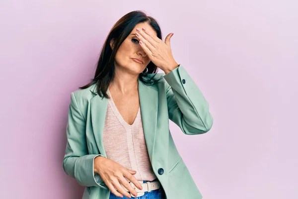 Žena Středního Věku Brunetka Neformálním Oblečení Zakrývající Oči Rukou Vypadá — Stock fotografie