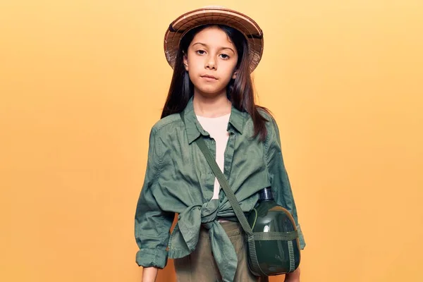 Gyönyörű Gyermek Lány Visel Felfedező Kalap Nyugodt Komoly Kifejezés Arcon — Stock Fotó