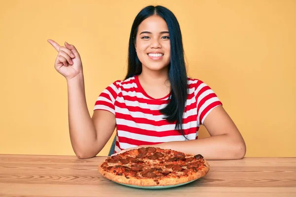 Jovem Bela Menina Asiática Comendo Saboroso Pepperoni Pizza Sorrindo Feliz — Fotografia de Stock