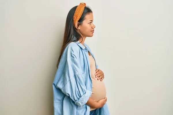 Mulher Hispânica Bonita Esperando Bebê Tocando Barriga Grávida Olhando Para — Fotografia de Stock