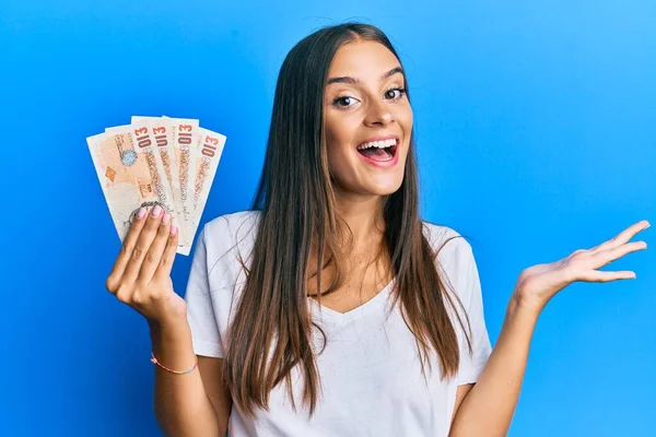 Mujer Hispana Joven Sosteniendo Libras Del Reino Unido Celebrando Logro — Foto de Stock