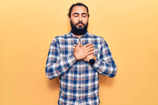 Ung Arabisk Man Klädd Avslappnade Kläder Leende Med Händerna Bröstet — Stockfoto