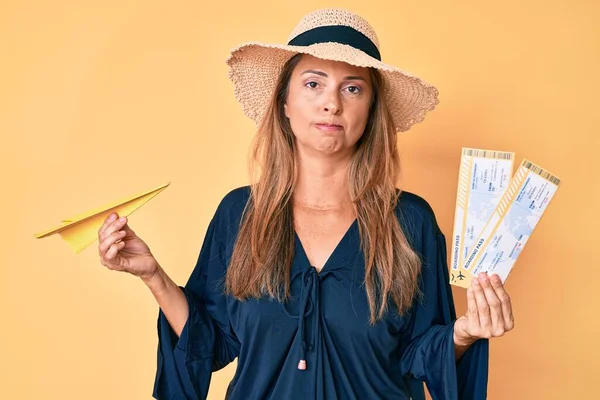 Mujer Hispana Mediana Edad Con Sombrero Verano Sosteniendo Tarjeta Embarque —  Fotos de Stock