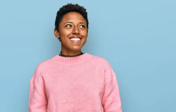 Mujer Afroamericana Joven Con Ropa Casual Mirando Hacia Otro Lado —  Fotos de Stock