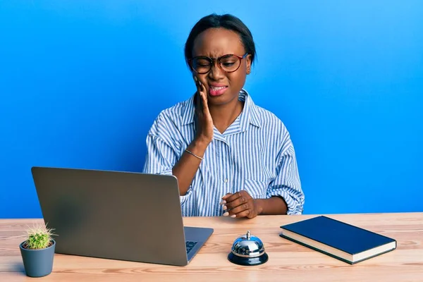 Jovem Africana Trabalhando Recepção Hotel Usando Laptop Tocando Boca Com — Fotografia de Stock