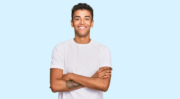 Junger Gutaussehender Afrikanisch Amerikanischer Mann Lässigem Weißem Shirt Mit Fröhlichem — Stockfoto