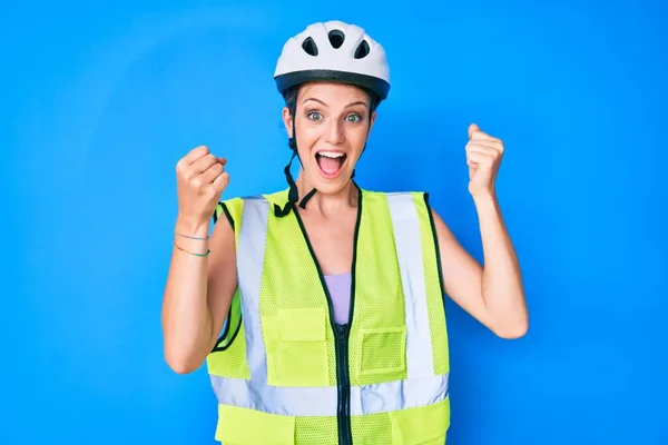 Junge Kaukasierin Mit Fahrradhelm Und Reflektierender Weste Schreit Stolz Und — Stockfoto