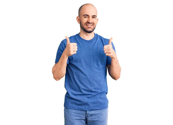 Genç Yakışıklı Sıradan Tişört Giyen Başarı Işareti Takan Elinle Olumlu — Stok fotoğraf