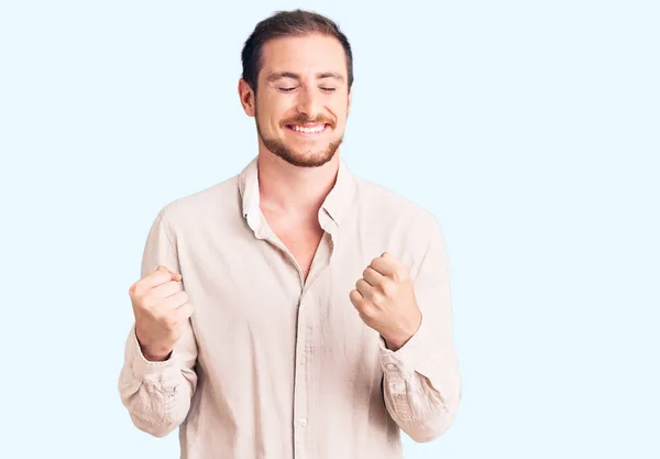 Homem Branco Bonito Jovem Vestindo Roupas Casuais Muito Feliz Animado — Fotografia de Stock